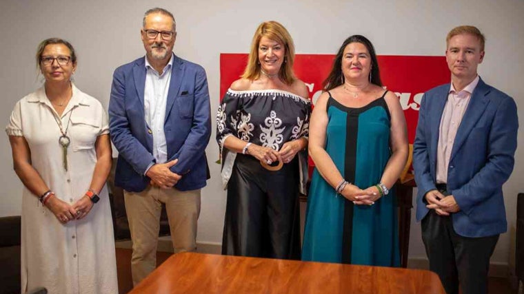 La responsable de Cáritas con la alcaldesa y algunos de sus concejales