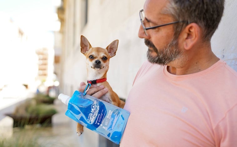 Imagen principal - El Ayuntamiento de Huelva repartirá botellas para la limpieza de la orina de los perros y recuerda que las multas pueden llegar a 500€