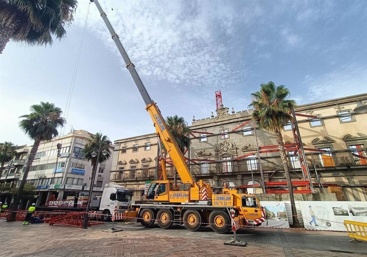 Grúa preparada para el traslado de los restos arqueológicos y la finalización de las obras del edificio