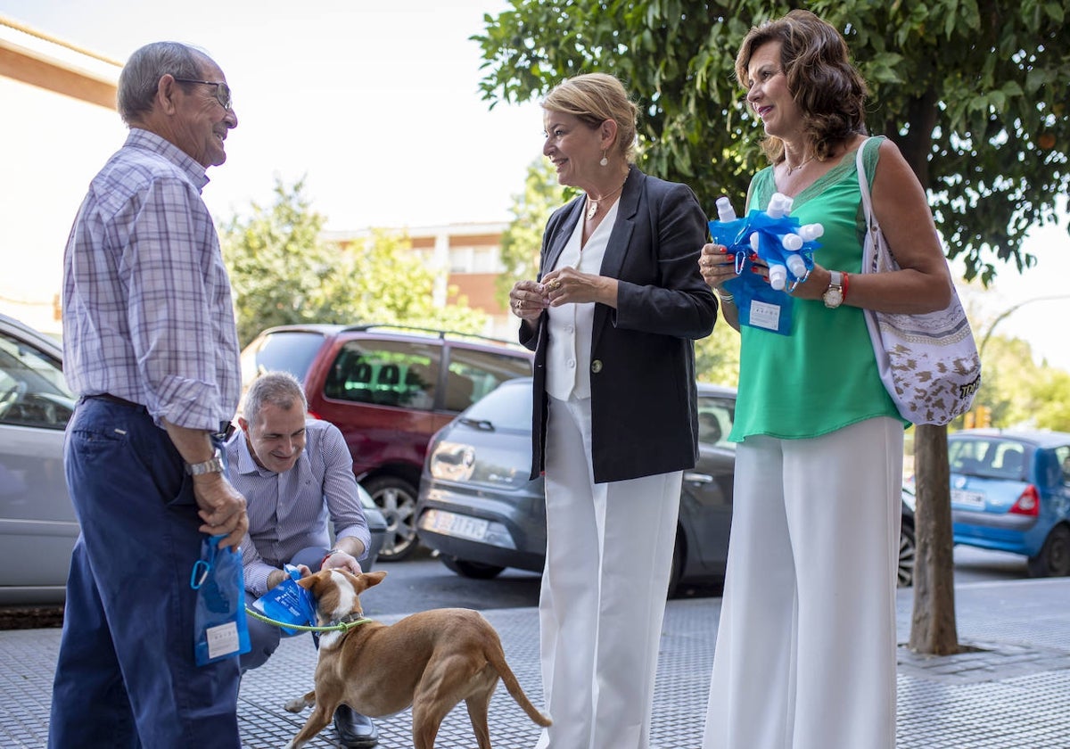 Reparto de botellas para el pipí de los perros