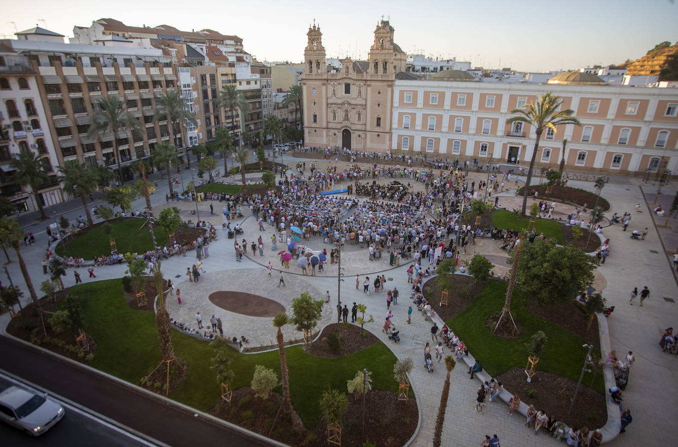 Así disfrutan los onubenses de la nueva plaza de la Merced: todas las imágenes de su 'estreno'