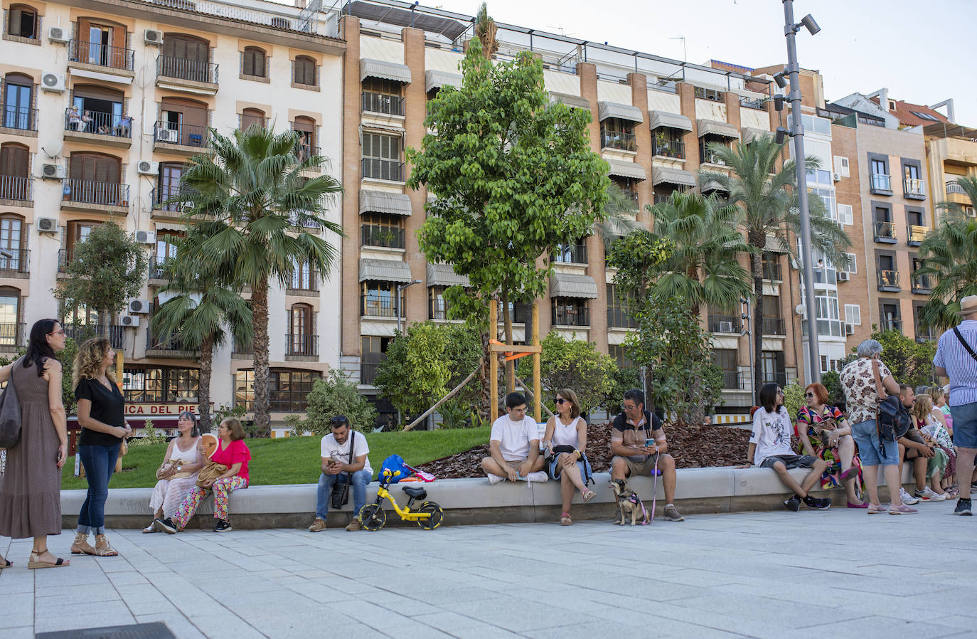 Así disfrutan los onubenses de la nueva plaza de la Merced: todas las imágenes de su 'estreno'