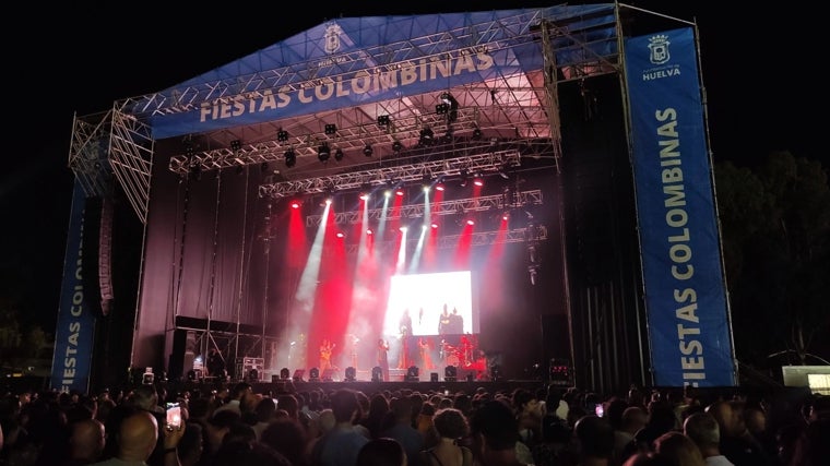 Escenario junto a la ría en las Fiestas Colombinas de Huelva