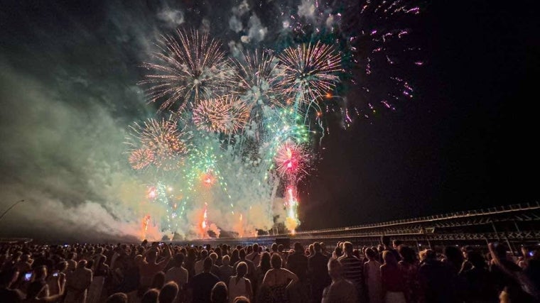 Espectáculo de fuegos artificiales en las Colombinas 2023 junto al Muelle del Tinto