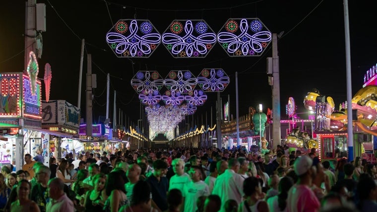 Una de las calles de atracciones en las Colombinas