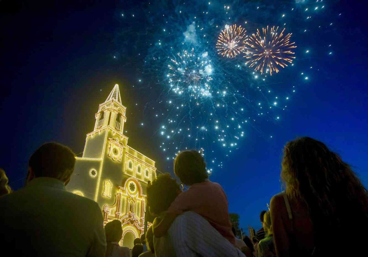 El público contempla los fuegos artificiales de la inauguración junto a la portada