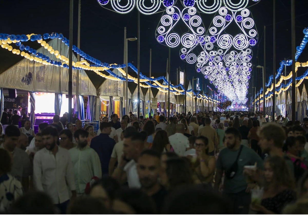 Ambiente en una calle del recinto ferial durante las Colombinas 2024
