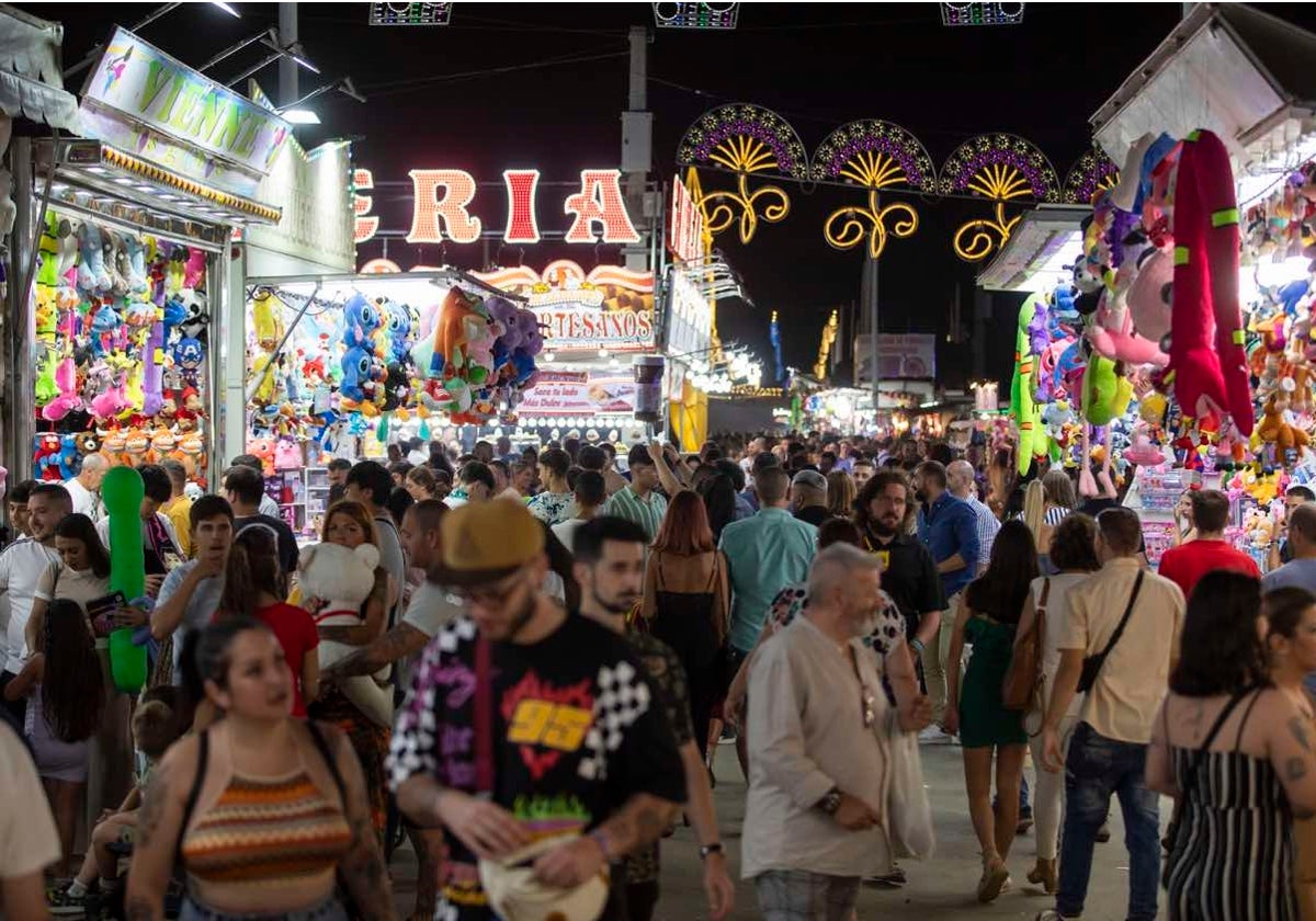 Ambiente en una calle de casetas durante una noche de Colombinas