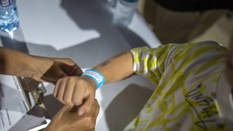 Pulsera para identificar a los niños si se extravían en las Fiestas Colombinas