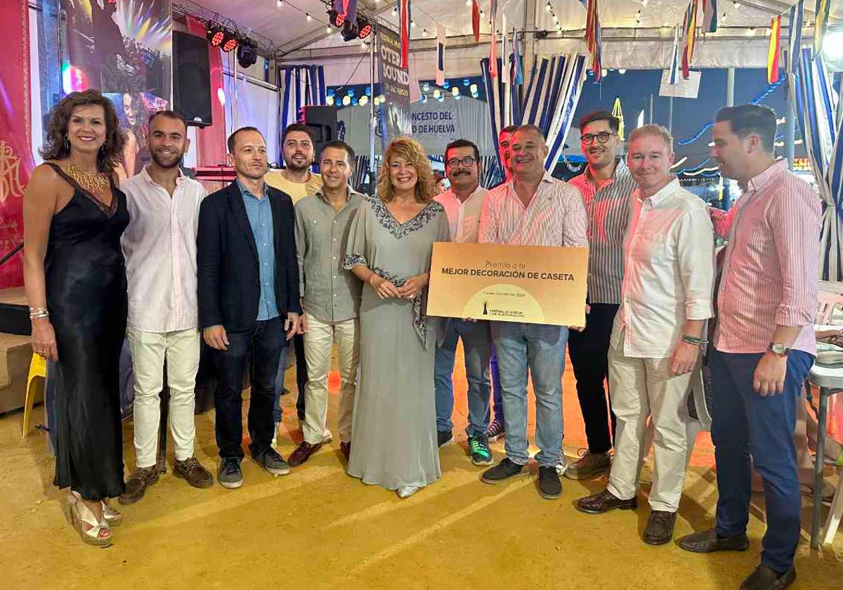 Entrega del premio a la hermandad del Viernes Santo onubense