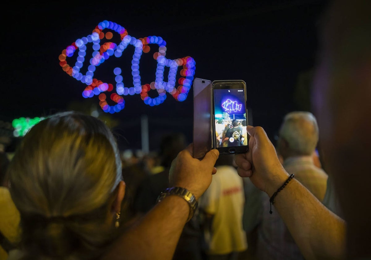 Un hombre fotografía con su móvil una de las formaciones