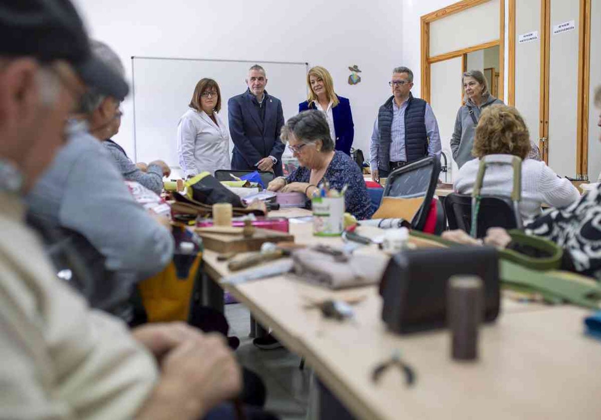 La alcaldesa de Huelva, Pilar Miranda, en una visita del programa 'Cultura de Barrios'