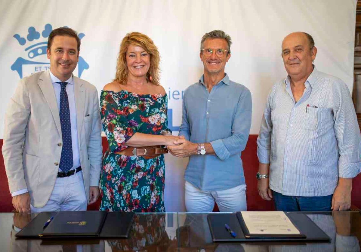 Pilar Miranda, junto con el presidente en funciones de la Hermandad del Rocío de Huelva, Juan Córdoba, tras la firma del acuerdo