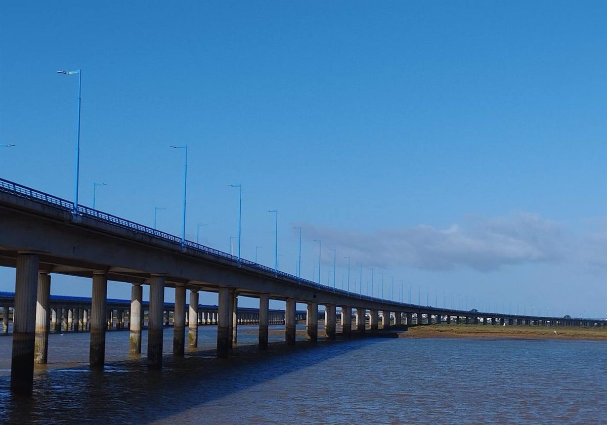 El puente sobre el río Odiel de Huelva con las nuevas luminarias