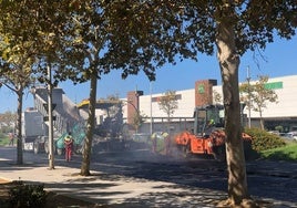 Asfaltado de urgencia en Huelva de la zona entre el Aqualon y el puente del Odiel, principal salida a las playas