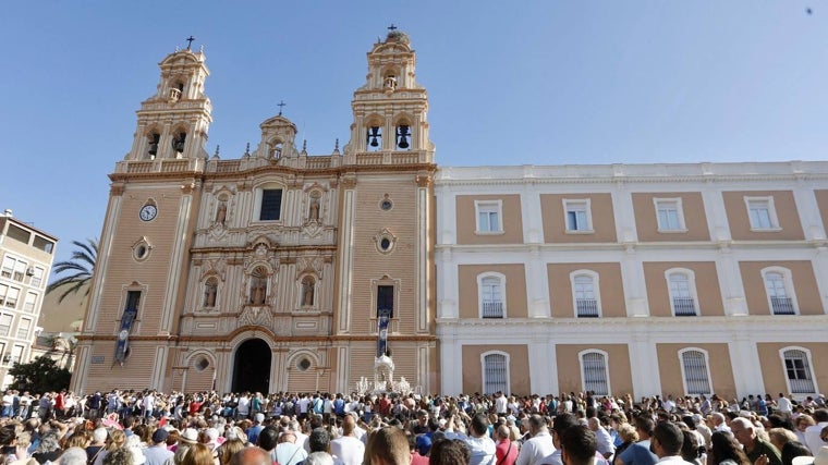 A las diez y media, con antelación sobre el horario previsto, llegaba la Virgen a la remozada plaza de la Merced