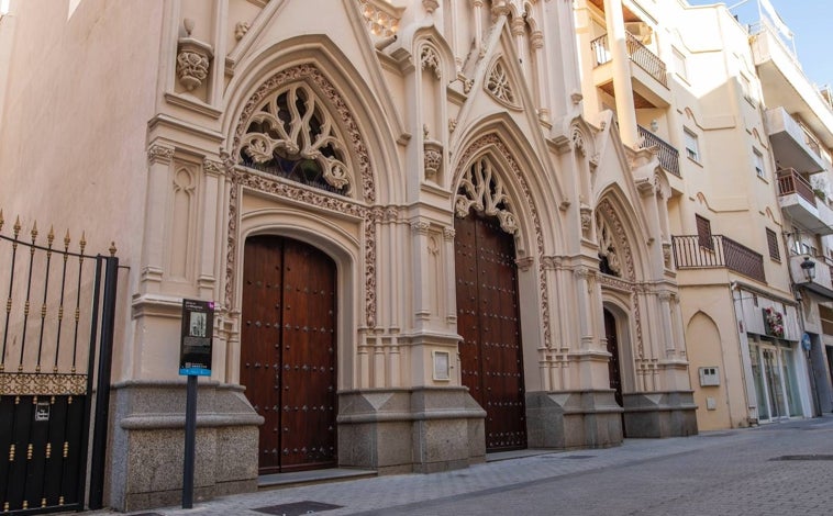 Imagen principal - Paneles informativos, códigos QR y postes informativos, en la nueva señalización turística de Huelva