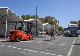 Puesta a punto en el recinto ferial de La Cinta: el escenario principal de conciertos, instalado en la plaza de Las Oblatas