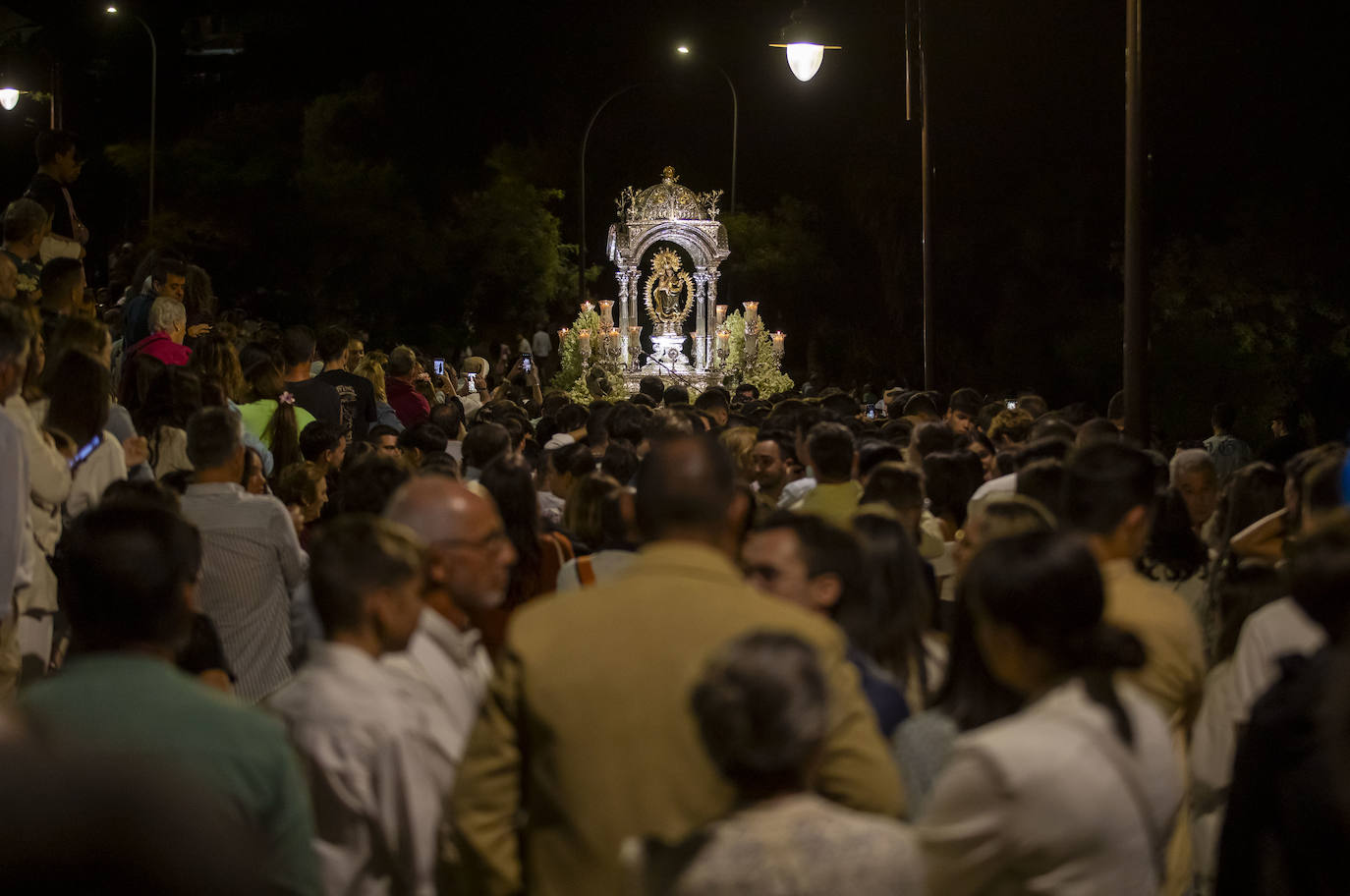 Una marea choquera acompaña a la Virgen de la Cinta hasta su santuario del Conquero