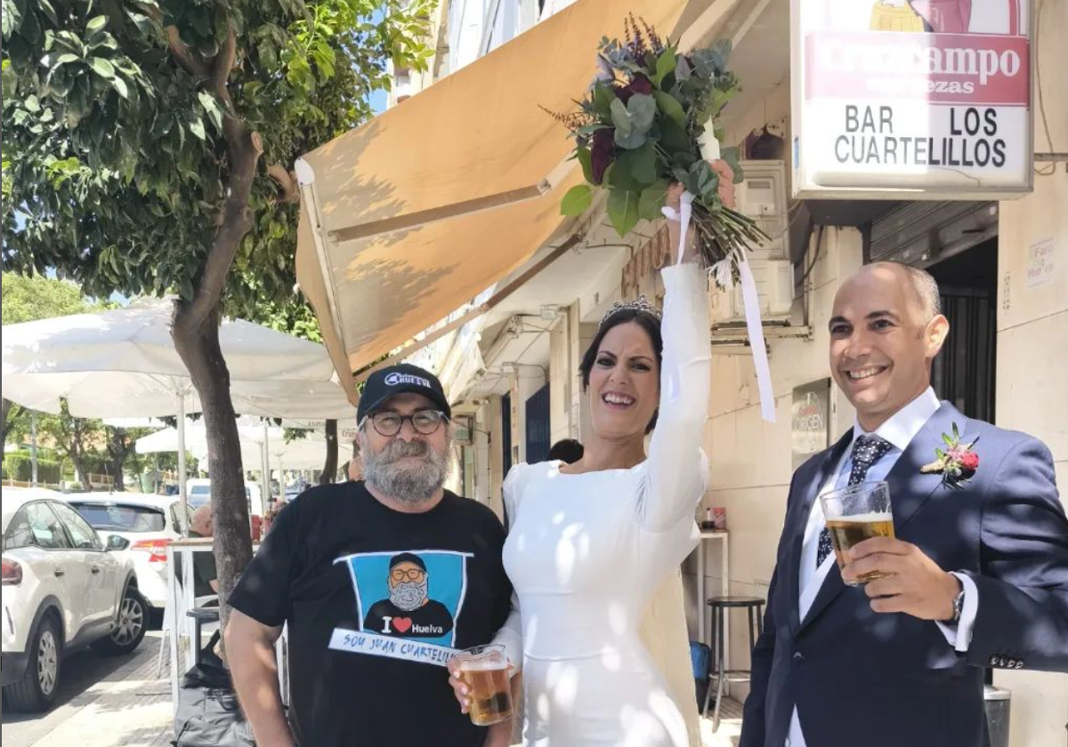 Juan el de Los Cuartelillos, con los recién casados Noelia y Josemi,