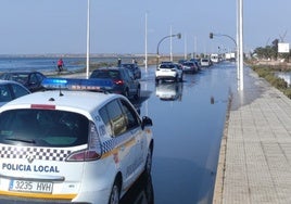 La Policía Local corta el tráfico en el Paseo Marítimo por una subida inusual de la marea