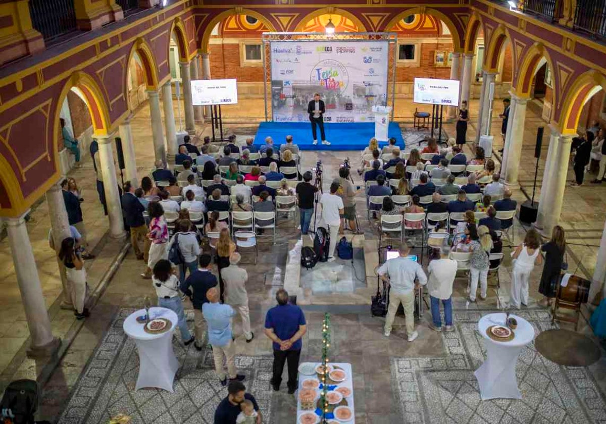 Dani del Toro durante el pregón ofrecido en el patio del Ayuntamiento de Huelva