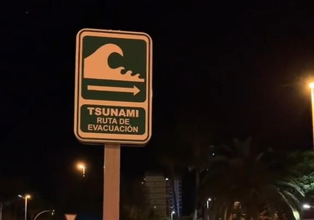 Una señal de prevención de tsunamis en Huelva