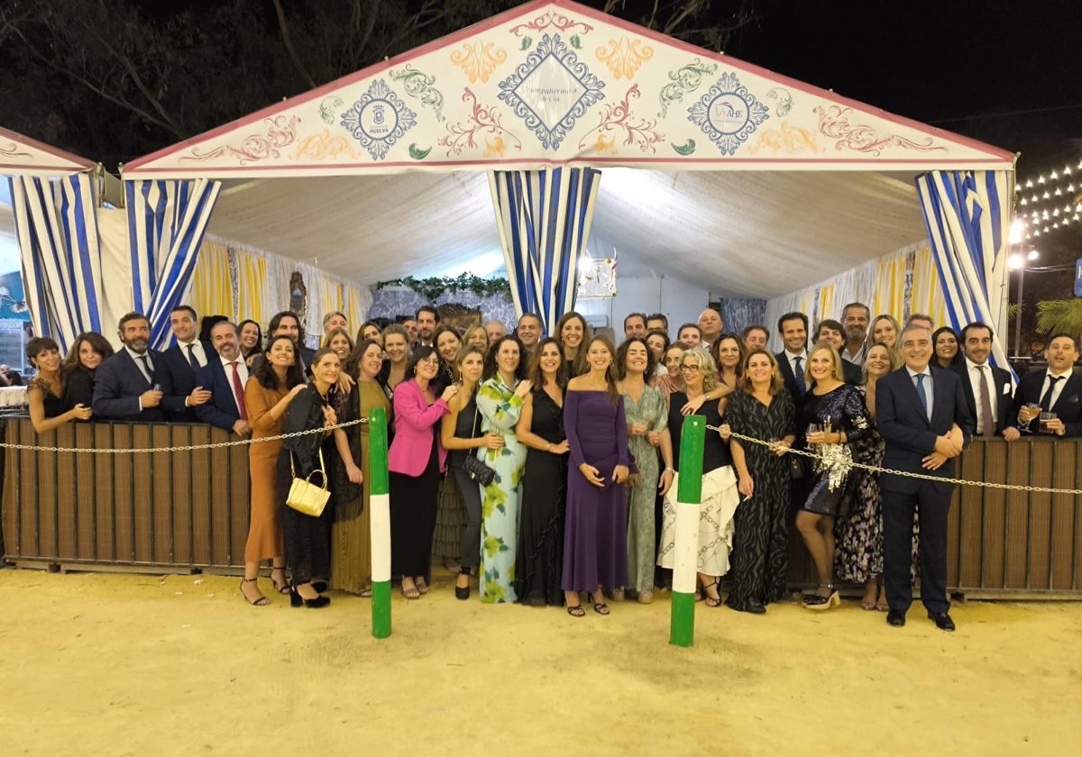 Foto de familia de la caseta Trampahermosa de la Feria de Otoño y del Caballo de Huelva