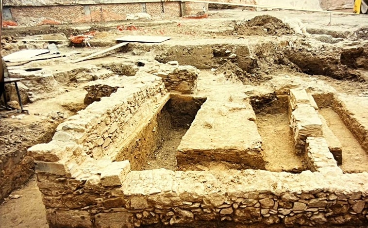 Imagen principal - Restos encontrados en diferentes intervenciones en el entorno de la calle Méndez Núñez