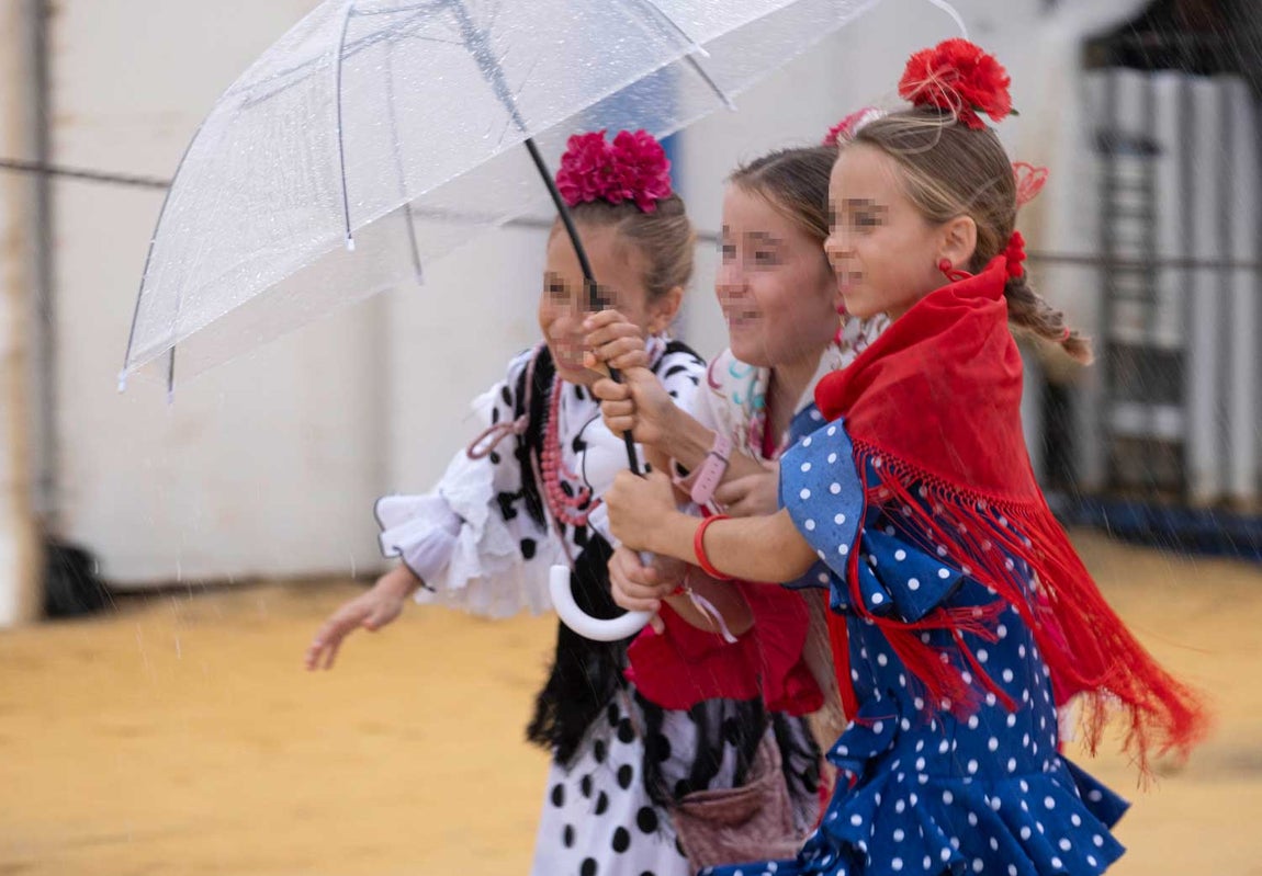 Más sonrisas que paraguas en el segundo día de la Feria del Caballo de Huelva