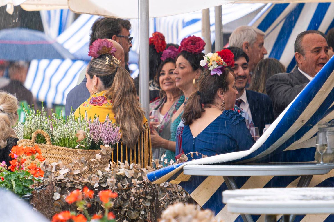 Más sonrisas que paraguas en el segundo día de la Feria del Caballo de Huelva