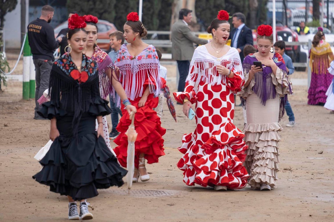 Más sonrisas que paraguas en el segundo día de la Feria del Caballo de Huelva