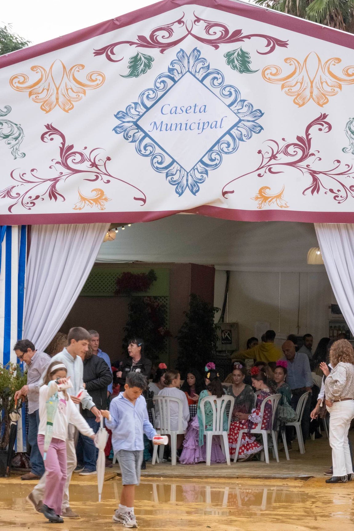 Más sonrisas que paraguas en el segundo día de la Feria del Caballo de Huelva