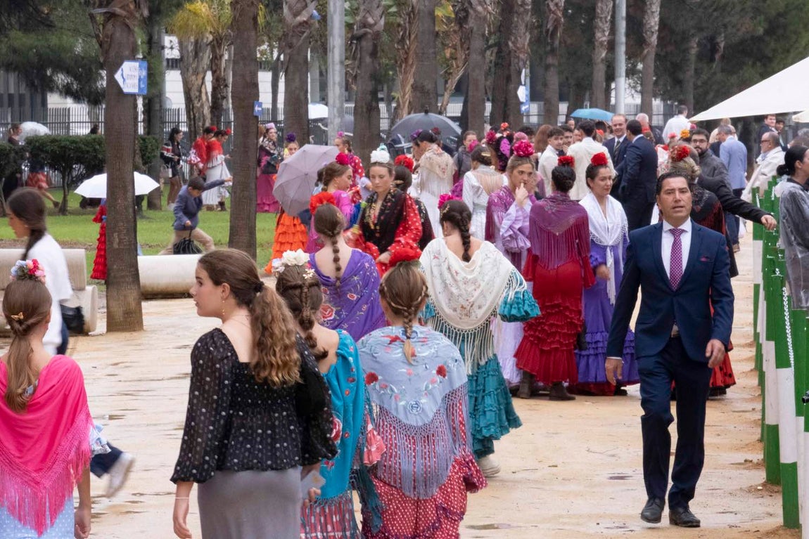 Más sonrisas que paraguas en el segundo día de la Feria del Caballo de Huelva