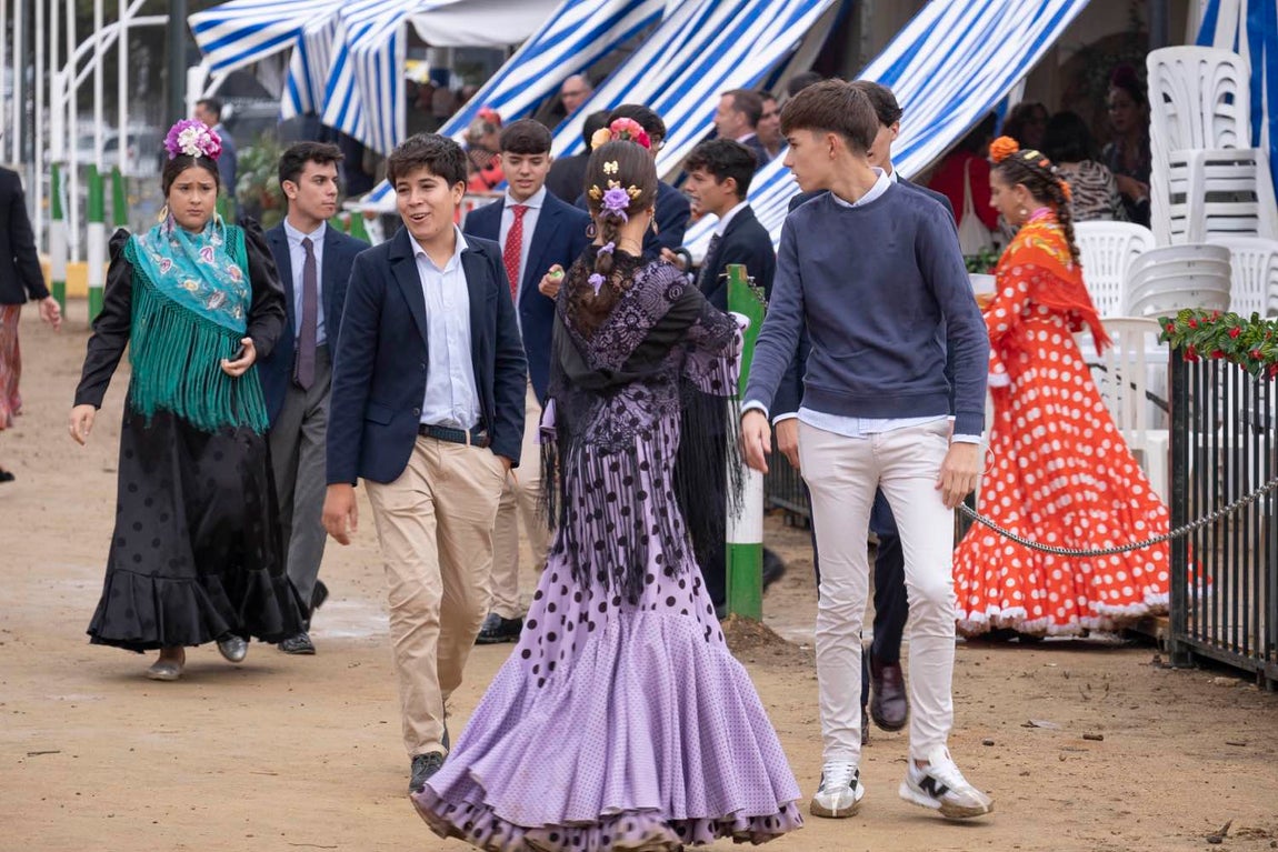 Más sonrisas que paraguas en el segundo día de la Feria del Caballo de Huelva