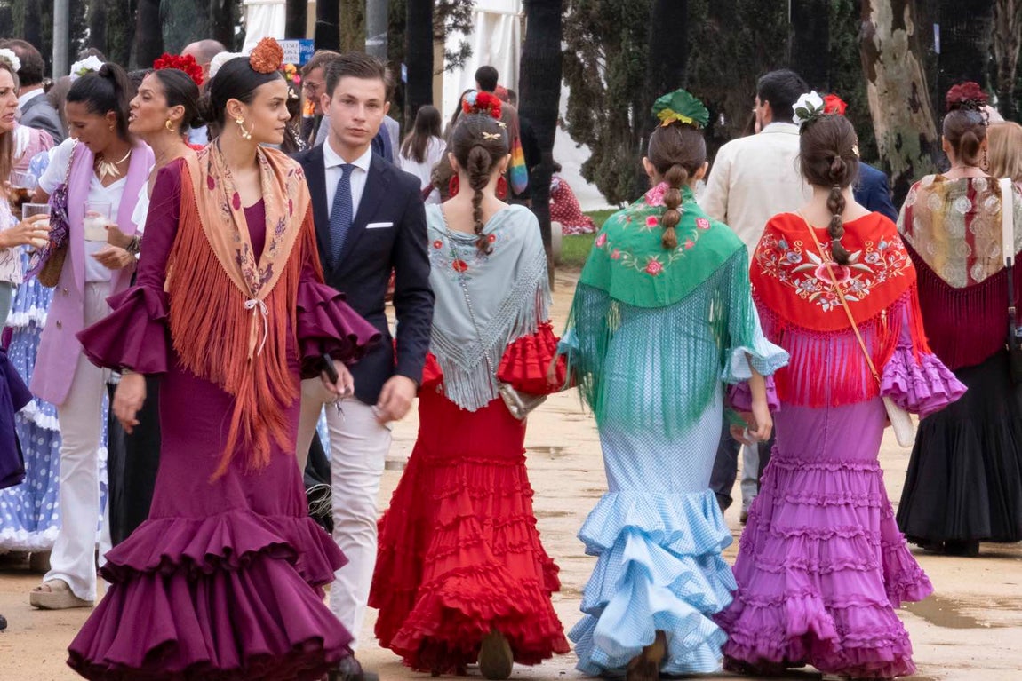Más sonrisas que paraguas en el segundo día de la Feria del Caballo de Huelva