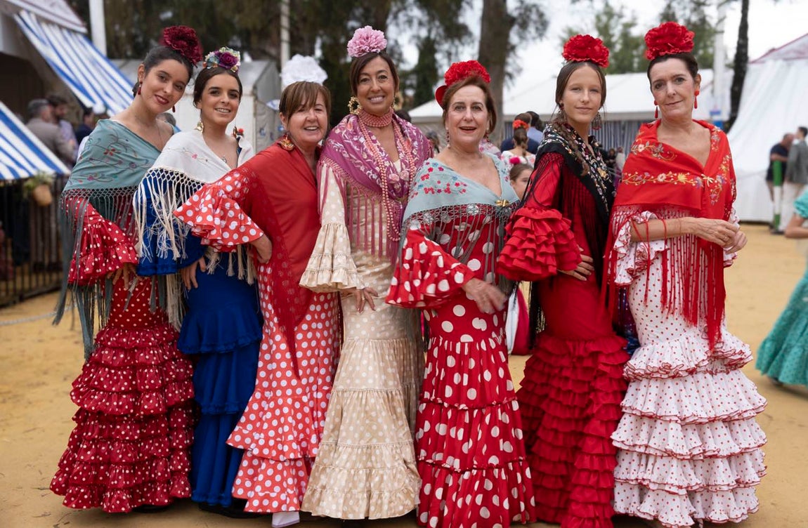 Más sonrisas que paraguas en el segundo día de la Feria del Caballo de Huelva