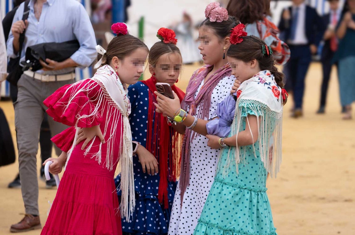 Más sonrisas que paraguas en el segundo día de la Feria del Caballo de Huelva