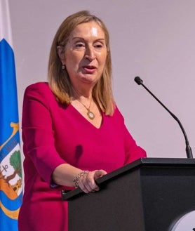 Imagen secundaria 2 - La exministra Ana Pastor, tras su conferencia, recibe agradecida un recuerdo de su participación en el acto del Colegio de Médicos