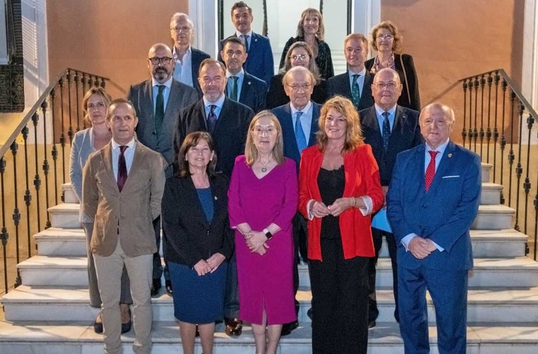 Protagonistas y algunoa de los invitados al acto del Colegio de Médicos