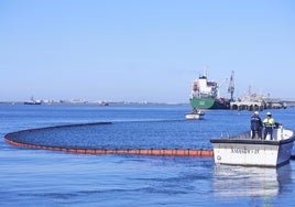 El Puerto de Huelva acoge un simulacro de vertido de un buque que pondrá a prueba los servicios de emergencias