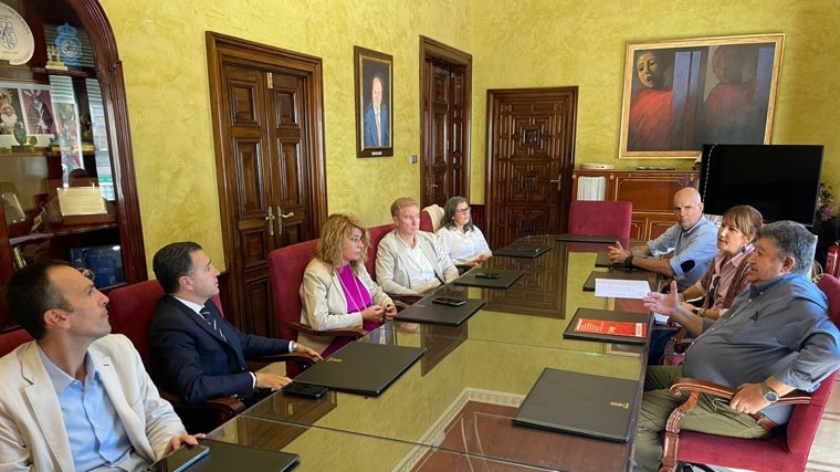 La reunión de los miembros del Ayuntamiento de Huelva con varios de los vecinos de la barriada de Nuevo Molino