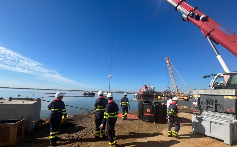 Imagen principal - Simulacro en el Puerto de Huelva