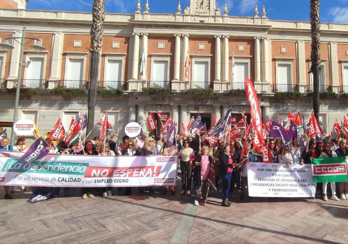 Concentración por la dependencia a las puertas del Ayuntamiento de Huelva