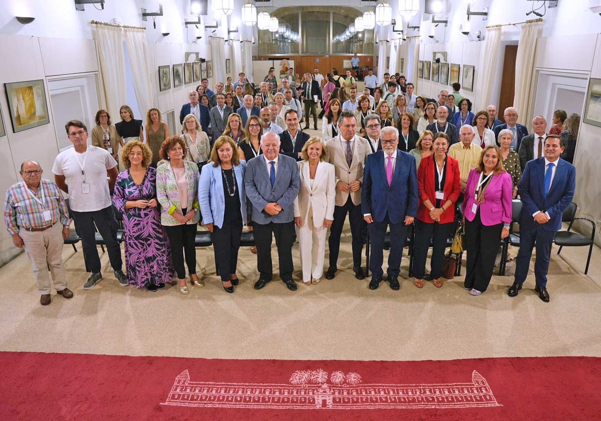 Foto de familia en el Parlamento de Andalucía con la Confederación Andaluza de Alzheimer (ConFEAFA) con motivo del Día Mundial del Alzheimer