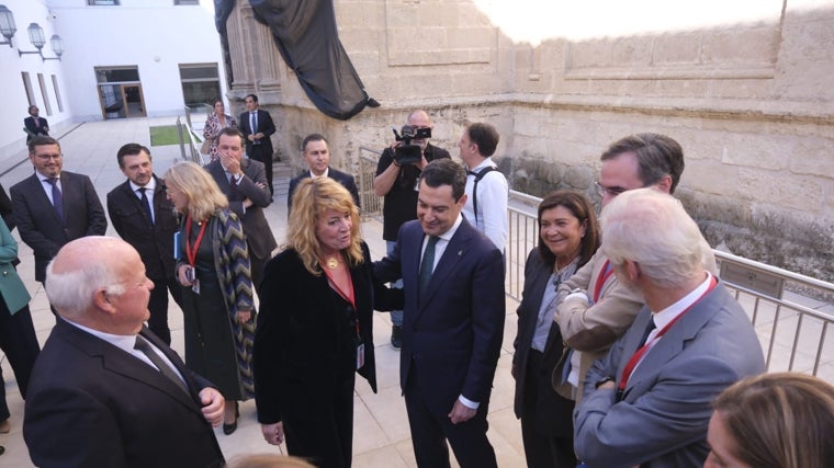 Pilar Miranda, alcaldesa de Huelva, este miércoles en el Parlamento con el presidente de la Junta, Juanma Moreno
