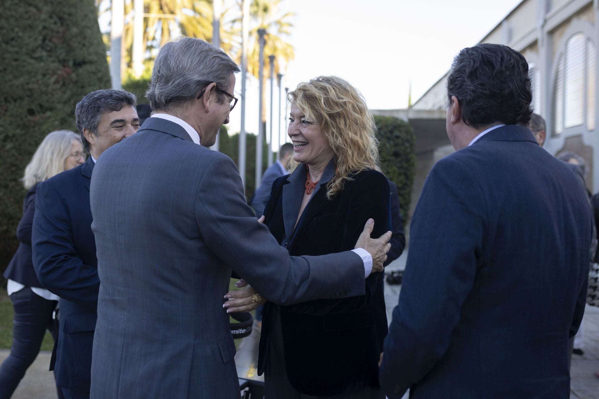 Jorge Paradela saluda a Pilar Miranda