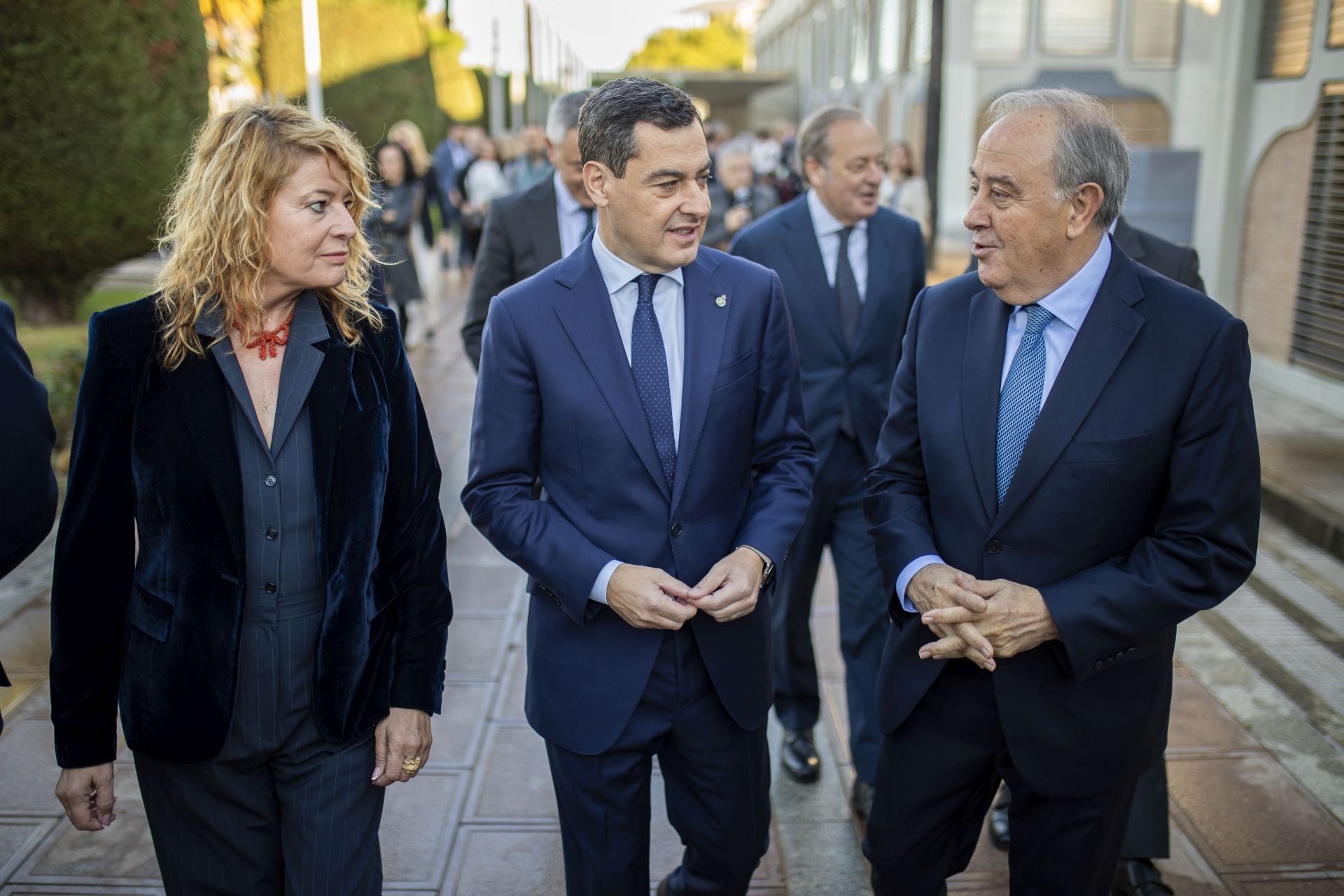 Pilar Miranda, Juanma Moreno y José Luis Morlanes