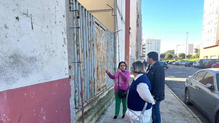 La concejala de Con Andalucía se ha reunido con varios vecinos en su visita al Torrejón