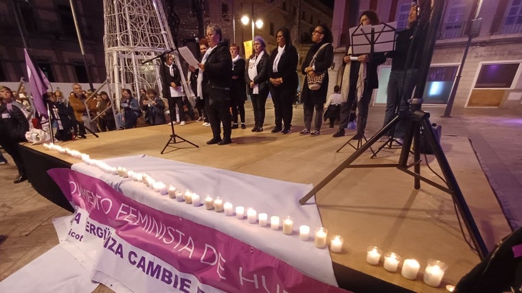 Al final del acto ha habido una lectura de un manifiesto por parte de componentes del Movimiento Feminista de Huelva